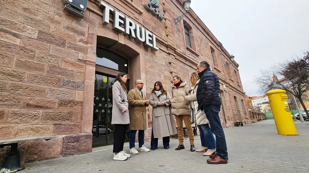 Izquierdo con candidatos y cargos PAR en la estaci&oacute;n de Teruel