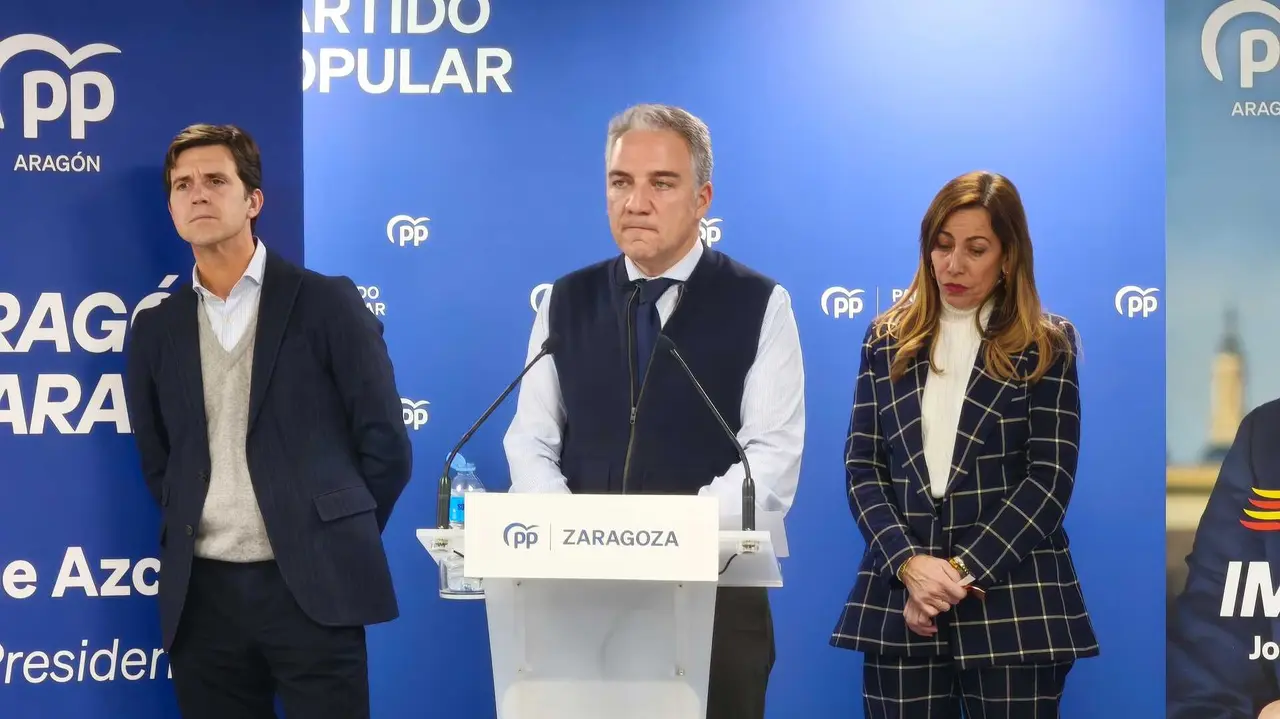 El&iacute;as Bendodo junto a Natalia Chueca y Ram&oacute;n Celma en la sede del PP en Zaragoza