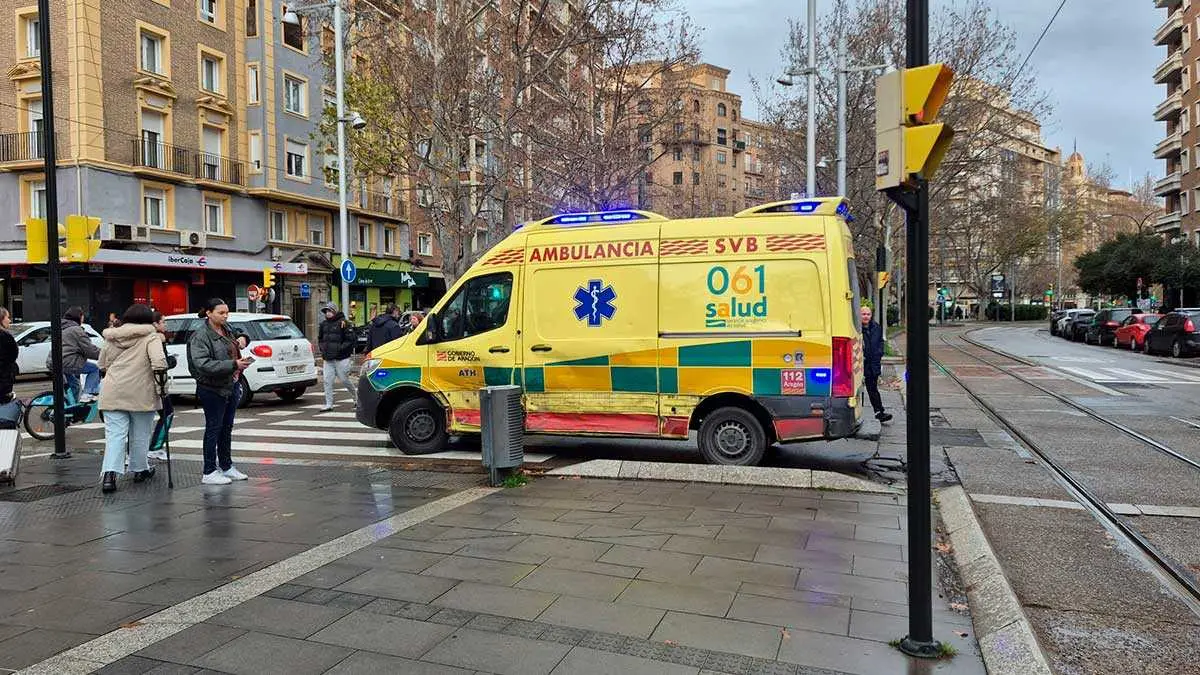 accidente-coche-tranv&iacute;a-ambulancia-goya-zaragoza-4