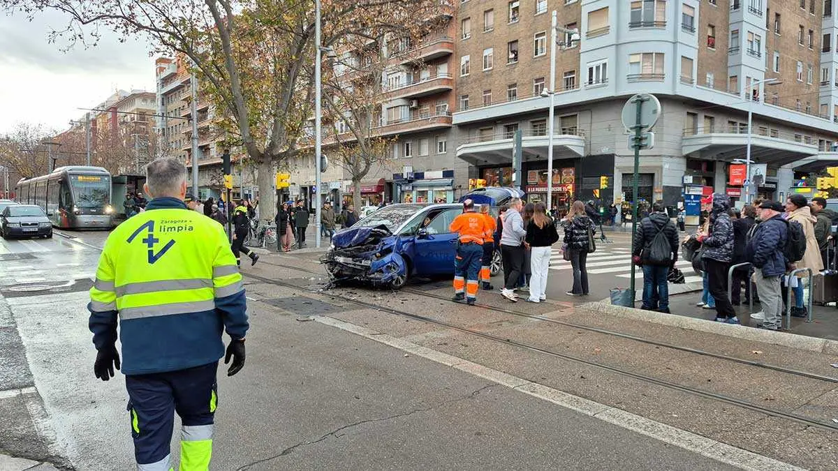 accidente-coche-tranv&iacute;a-ambulancia-goya-zaragoza-5