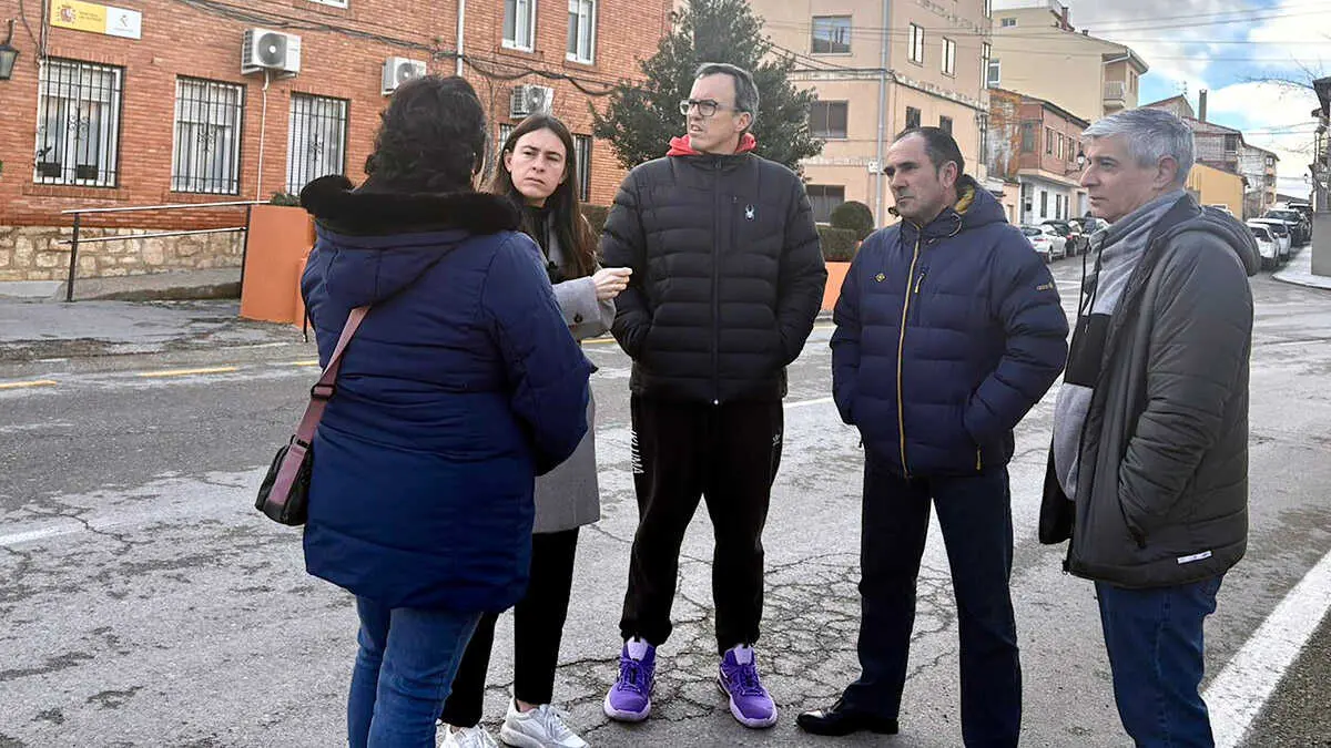 Cristina Navarro con candidatos y cargos del Partido Aragon&eacute;s en Calamocha enfrente del cuartel de la Guardia Civil | Foto: PAR