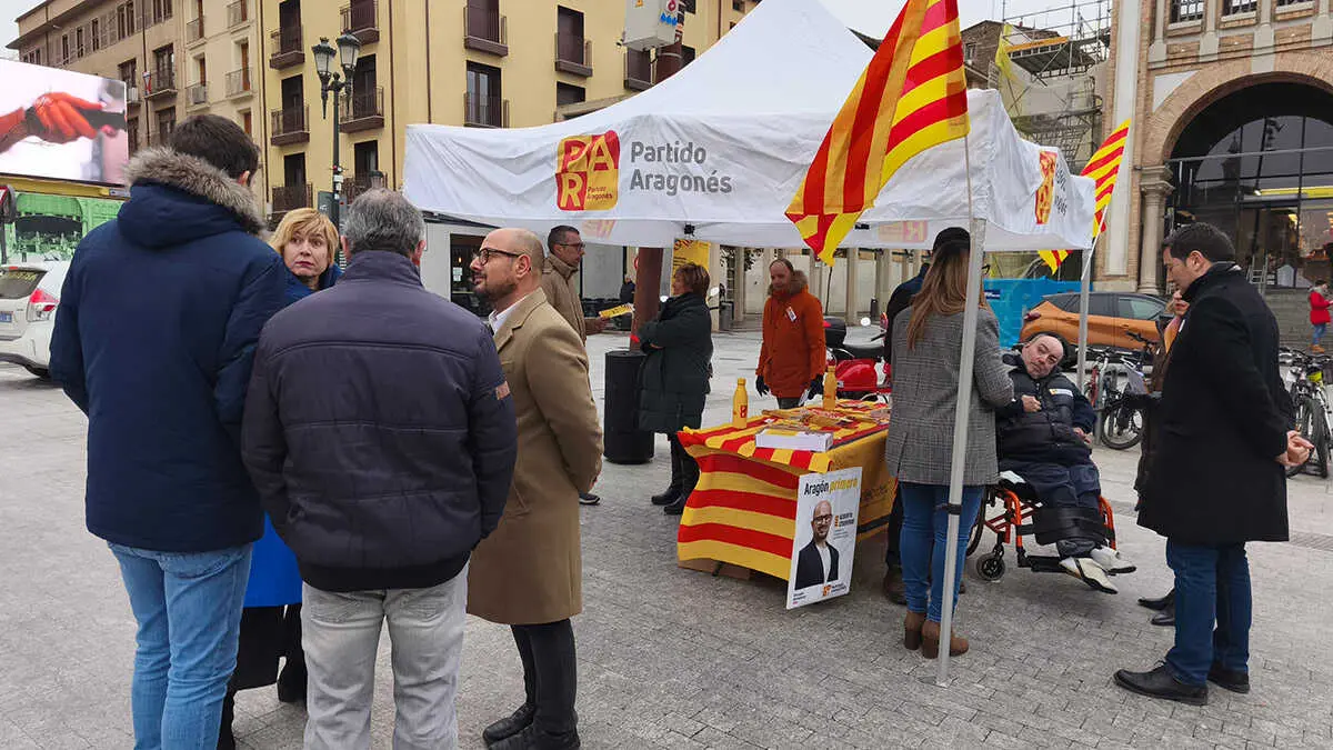 Alberto Izquierdo ha visitado la mesa informativa del PAR al lado del Mercado Central de Zaragoza | David Doc&oacute;n