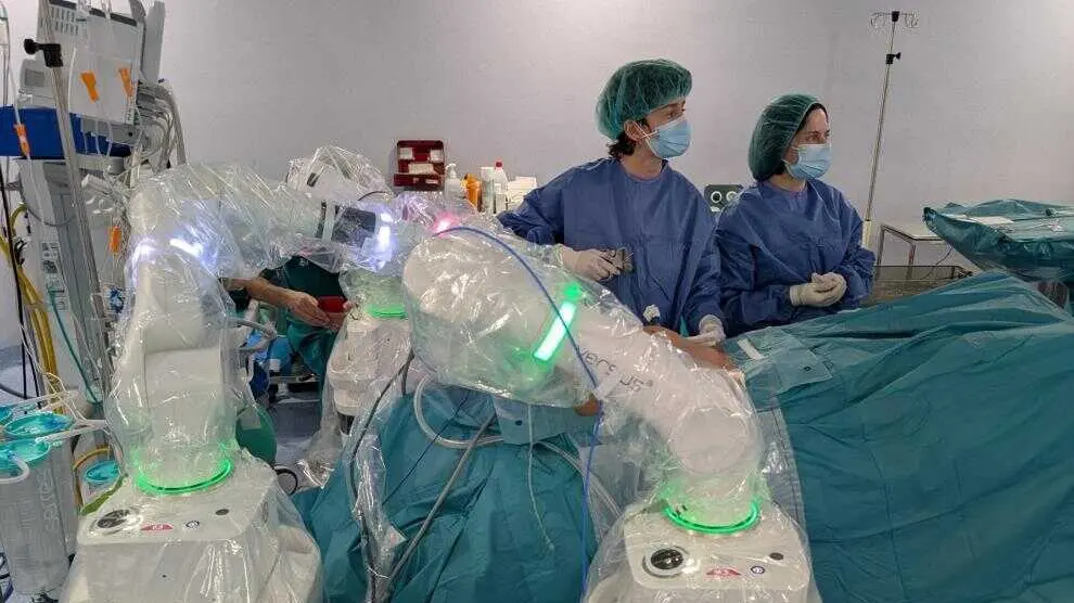 De izquierda a derecha, la ginec&oacute;loga Claudia Clemente, y la enfermera instrumentista Luisa Tena, en una de las primeras intervenciones de Ginecolog&iacute;a realizada con cirug&iacute;a rob&oacute;tica en Teruel. Foto: Gobierno de Arag&oacute;n