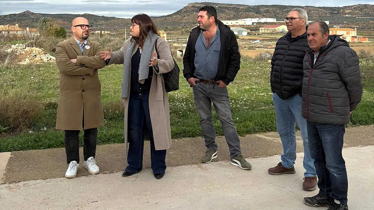 Alberto Izquierdo se ha acercado hasta Alloza junto su alcaldesa y candidata del PAR, Marta Sancho, y representantes del partido | Foto: PAR