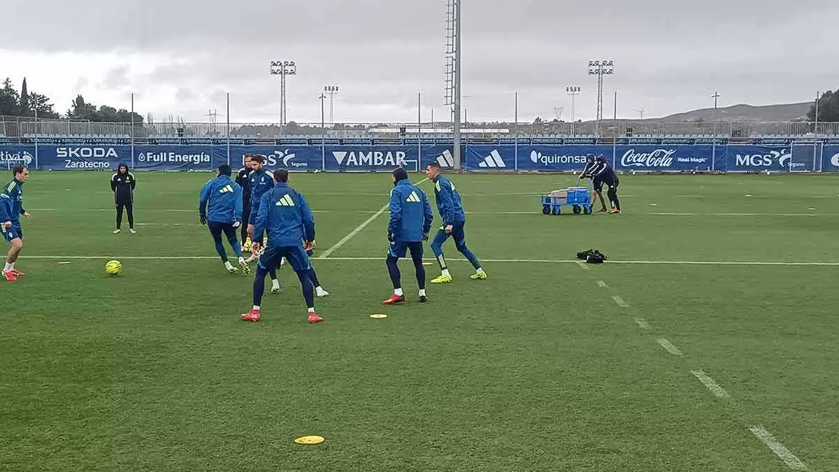 El Yamiq forma en un rondo durante su primer d&iacute;a de regreso al Real Zaragoza. Foto: M.G.