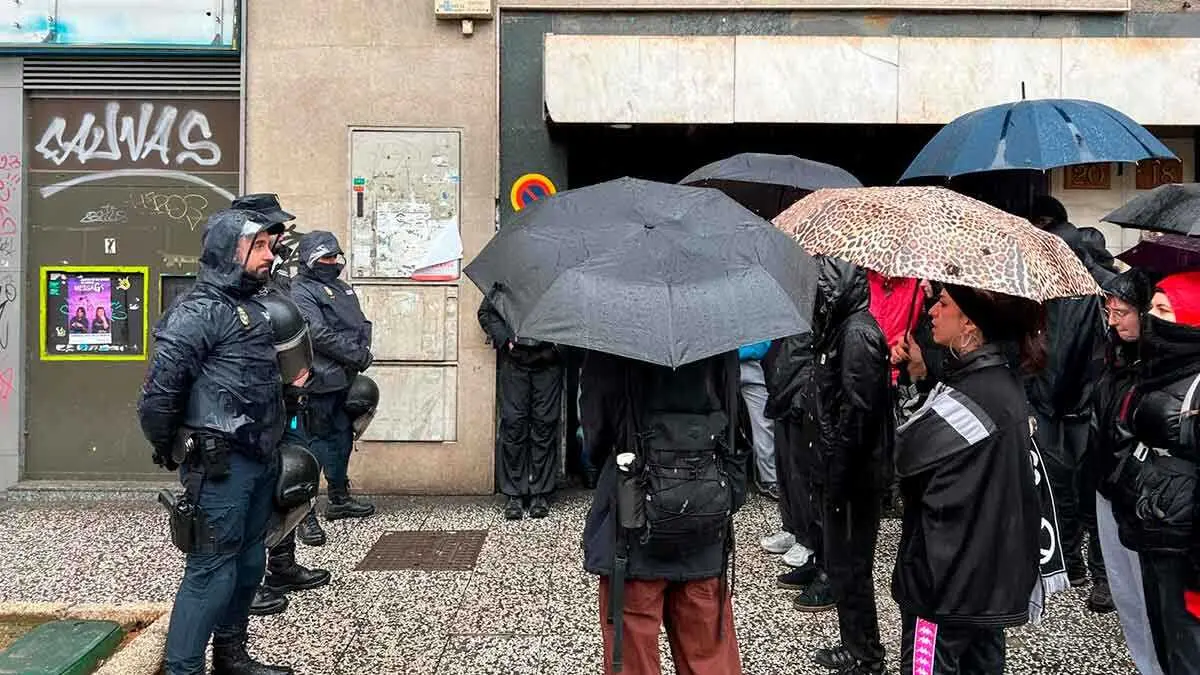 Hasta cuatro furgones de la Polic&iacute;a Nacional han estado presentes en el desahucio de Margarita, una pensionista de 69 a&ntilde;os en Zaragoza.