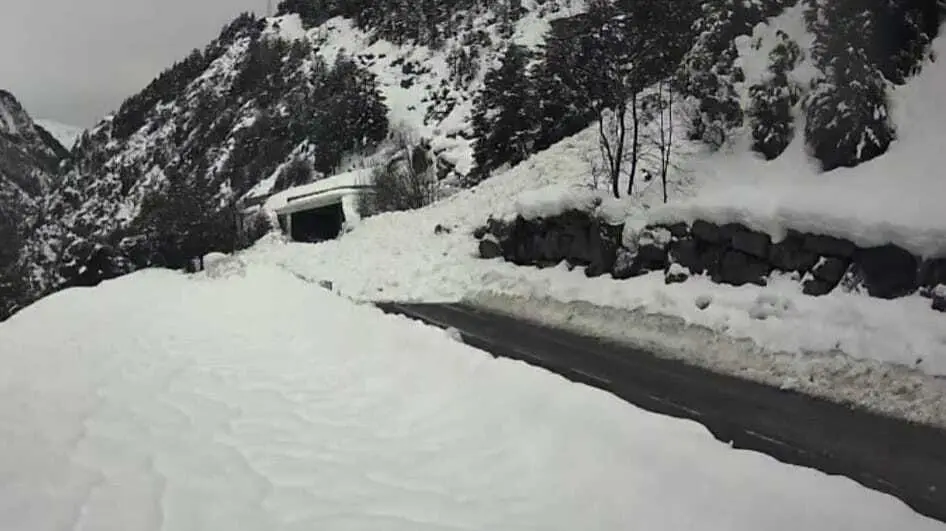 El desprendimiento o alud se produjo este martes por la gran acumulaci&oacute;n de nieve en la ladera. Foto del Gobierno de Arag&oacute;n