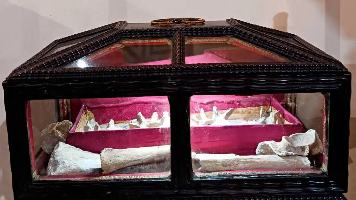 ARQUETA_RELIQUIAS_SAN_VALENT&Iacute;N
