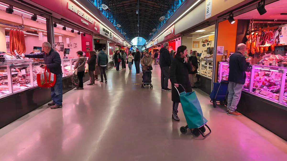 Clientes en el Mercado Central de Zaragoza este martes | Foto: Arag&oacute;n Press