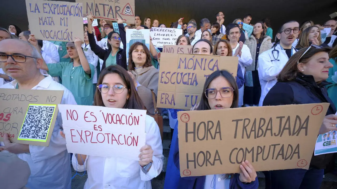 Concentraci&oacute;n hospital cl&iacute;nico de Zaragoza FOTO Johanna Aznar-Agencia Maaszoom (1)
