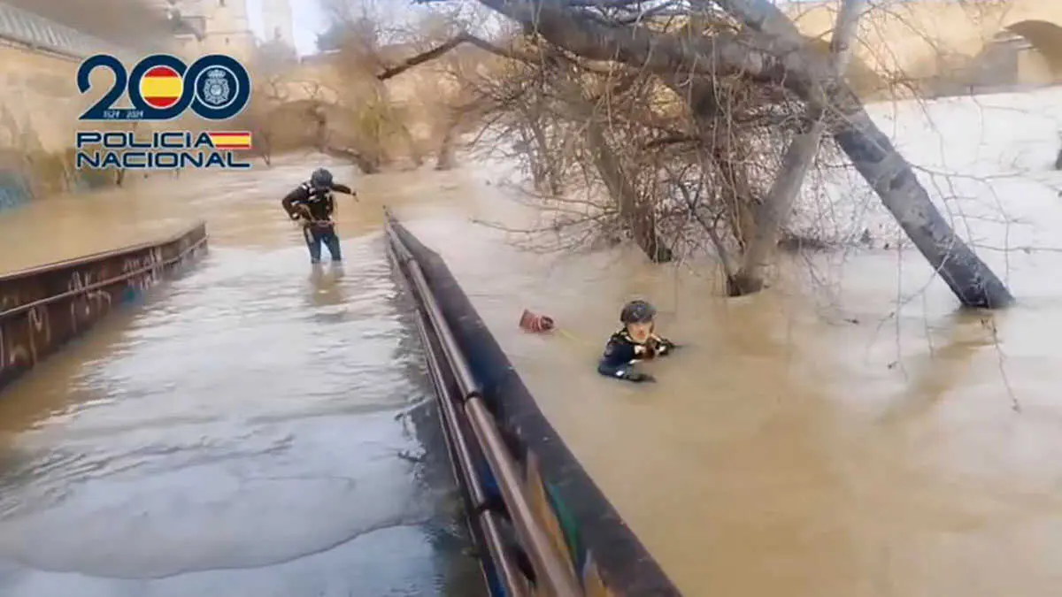 Efectivos del Grupo Especial de Operaciones (GEO) en las inmediaciones del r&iacute;o Ebro, en Zaragoza, en la b&uacute;squeda de Pablo Cebolla. Foto: Polic&iacute;a Nacional