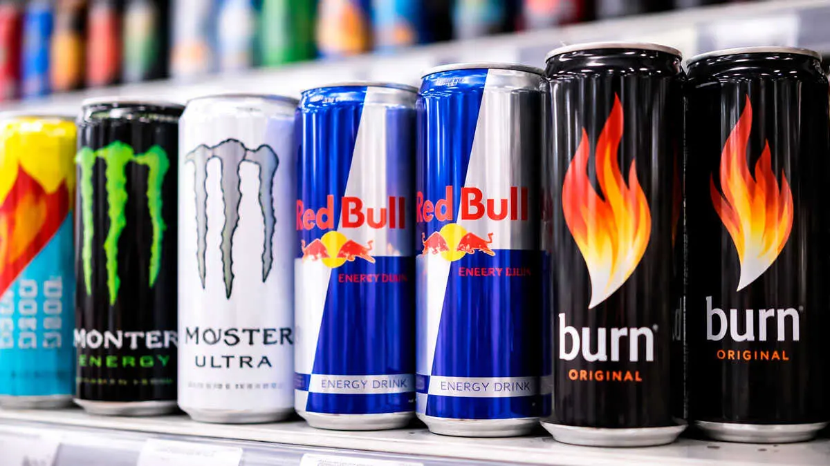 Bebidas energ&eacute;ticas de supermercado. Foto generada con IA