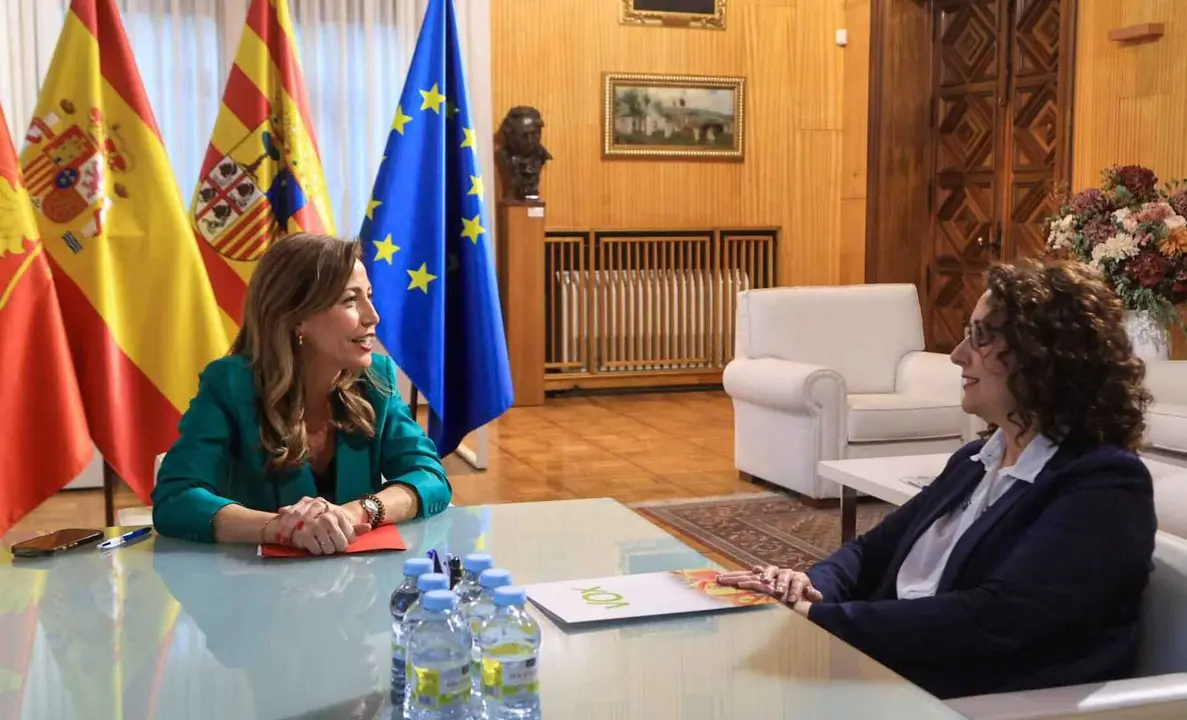 La alcaldesa de Zaragoza, Natalia Chueca, y la portavoz de Vox, Eva Torres, han sellado el pacto presupuestario para la ciudad. Foto: Ayuntamiento de Zaragoza. Daniel Marcos.