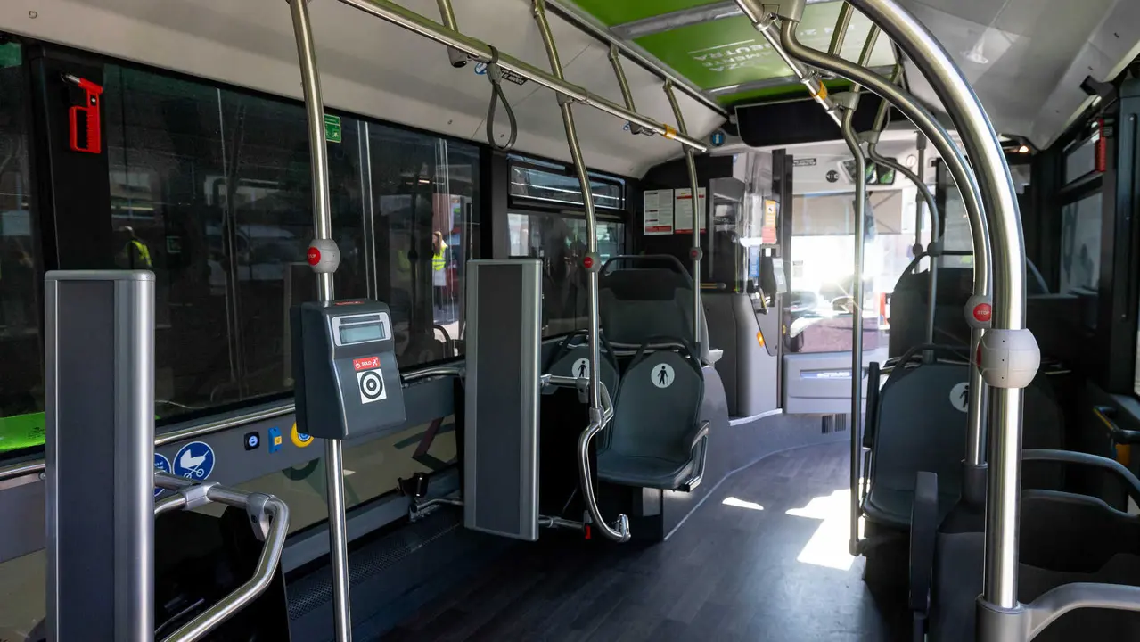 Validadora en la parte central de los nuevos buses urbanos para usuarios con discapacidad o con carritos de beb&eacute;