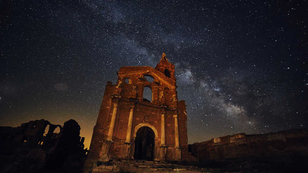 Imagen nocturna de Belchite. Foto: Sim&oacute;n Aranda