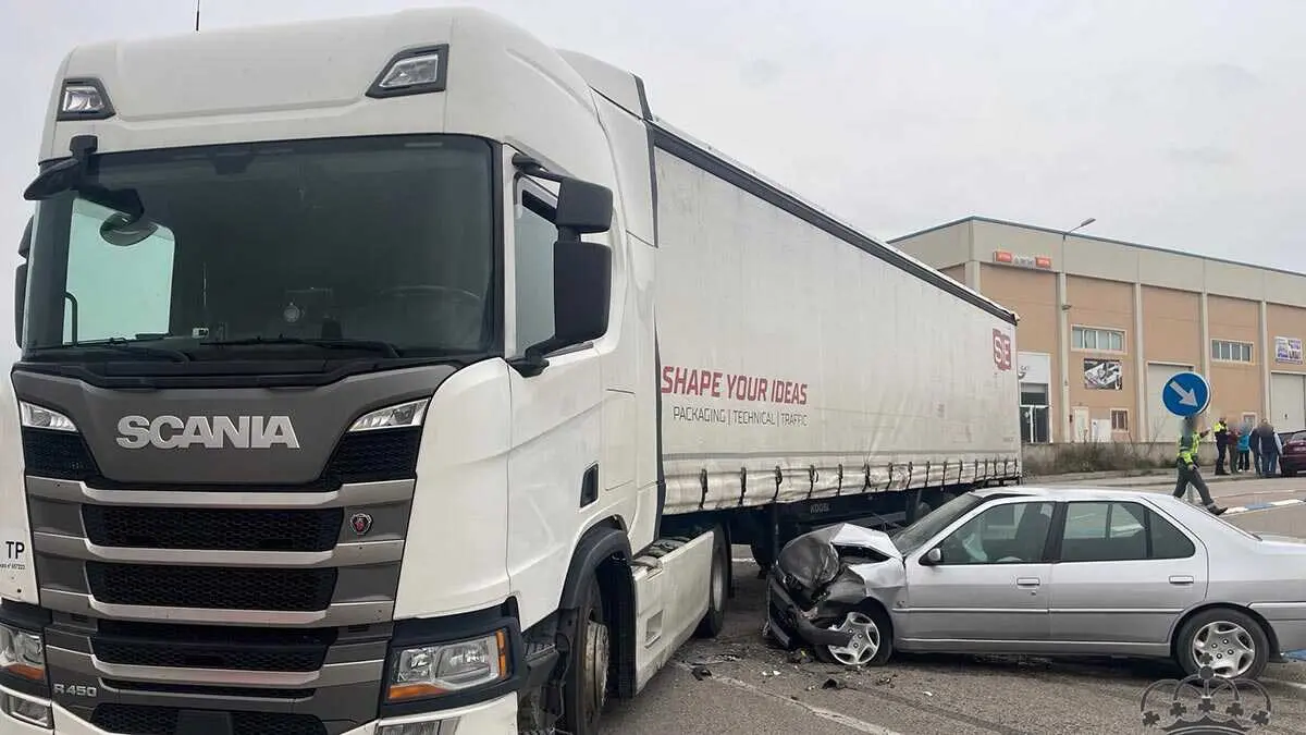 As&iacute; quedo el turismo tras impactar con un cami&oacute;n este martes en la N-122 a la altura de Borja. Foto: Protecci&oacute;n Civil Borja