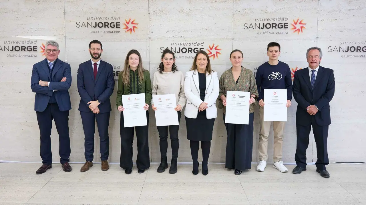 Representantes de las diferentes entidades y los alumnos becados