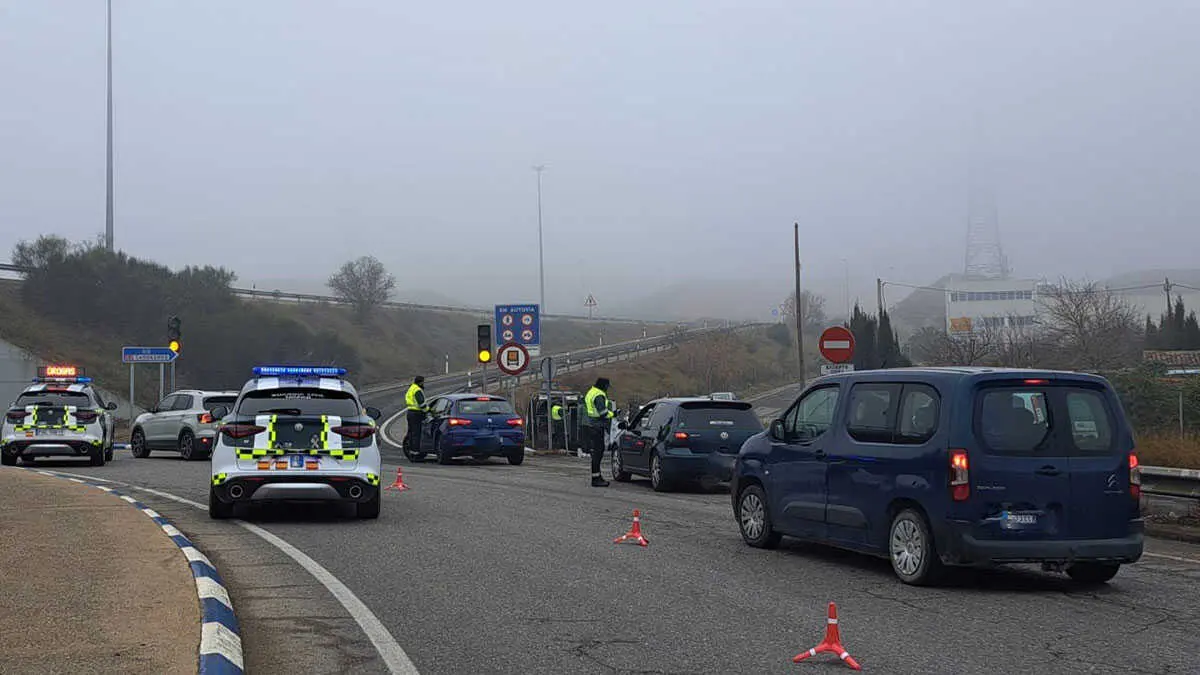 La Guardia Civil de Huesca caz&oacute; a dos conductores cometiendo infracciones el mismo d&iacute;a en diferentes carreteras de la provincia oscense. Foto de Archivo