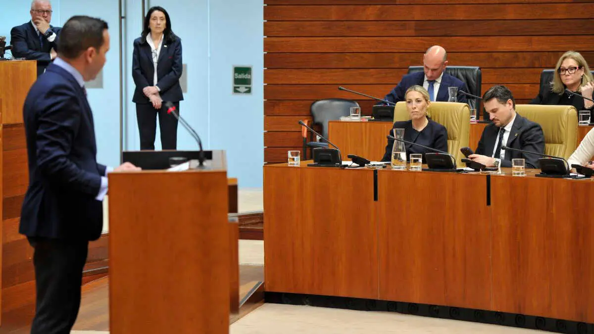 Mar&iacute;a Guardiola escucha desde su esca&ntilde;o al portavoz de Vox, &Oacute;scar Fern&aacute;ndez. Foto: Asamblea de Extremadura