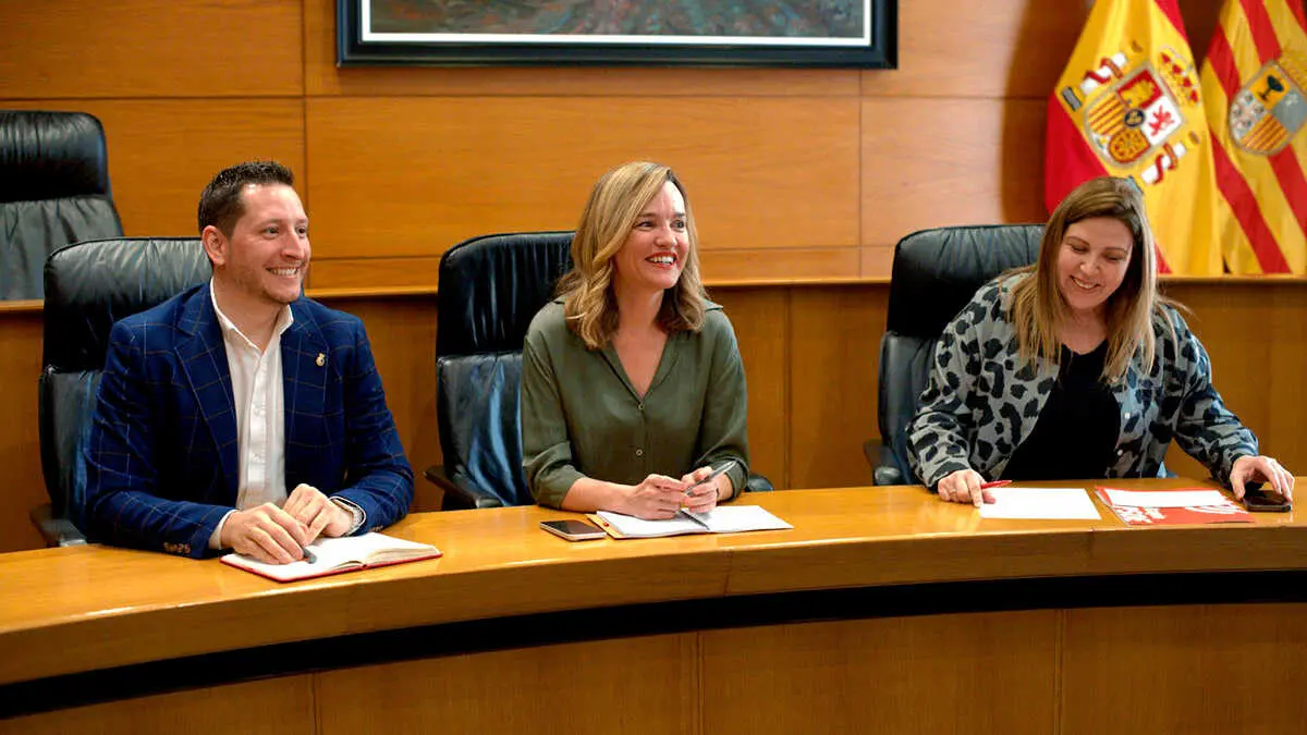 Los dos portavoces adjuntos del PSOE, Mar&iacute;a Ari&ntilde;o y Jes&uacute;s Morales, junto a Pilar Alegr&iacute;a | Foto: PSOE