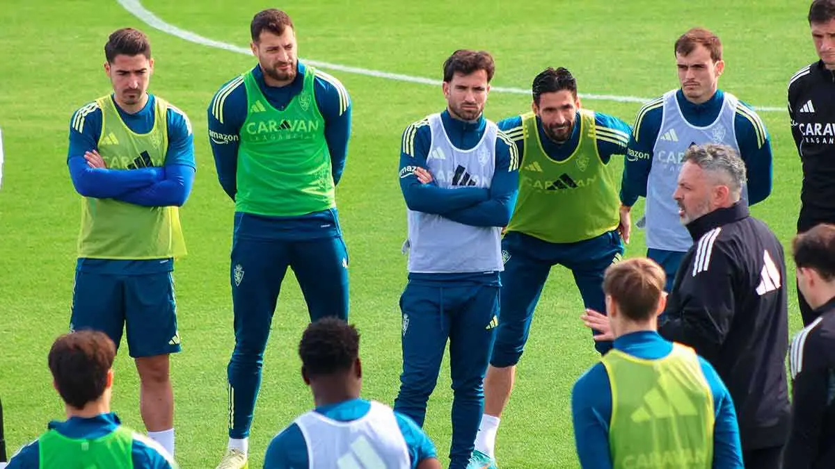 Kodro, Bakis y el resto de jugadores del Real Zaragoza atienden a David Navarro. Foto: Pilar &Aacute;lvarez