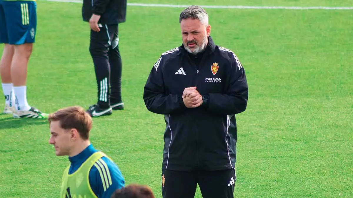 El entrenador del Real Zaragoza, David Navarro, en una sesi&oacute;n de entrenamiento en el Ibercaja Estadio. Foto: Pilar &Aacute;lvarez