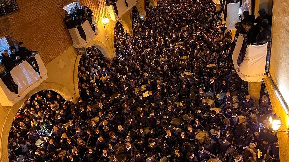 Imagen de archivo. Alcorisa en el momento de Romper la Hora, el Jueves Santo a media noche. Foto: E.P.