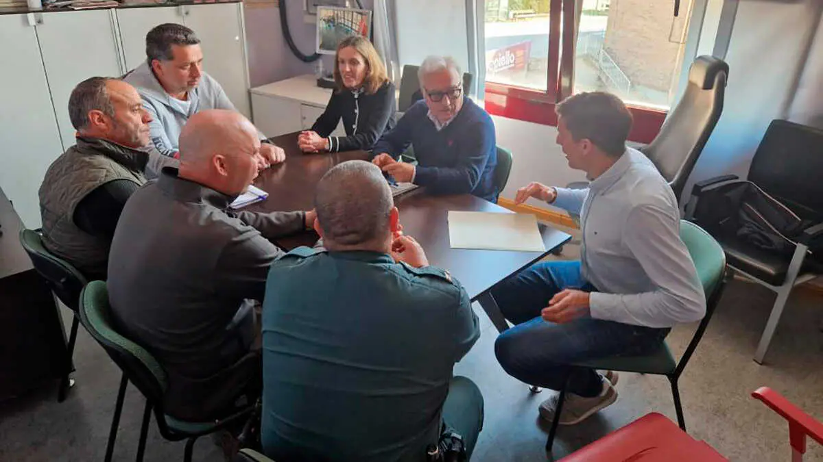 El consejero en funciones Javier Rinc&oacute;n se ha reunido en Bolta&ntilde;a (Huesca) con los dos ganaderos afectados por DNC | Foto: DGA