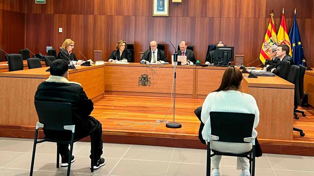 La pareja de acusados, esta ma&ntilde;ana en la Audiencia Provincial de Zaragoza.