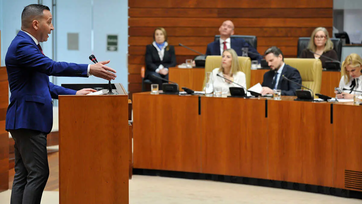 El portavoz de Vox, &Oacute;scar Fern&aacute;ndez, durante el &uacute;ltimo Pleno de la Asamblea de Extremadura | Foto de la Asamblea