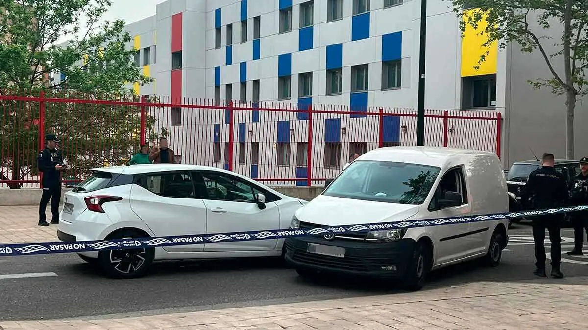 Detenida la mujer que ha circulado en el barrio Jes&uacute;s de Zaragoza con su pareja subida al cap&oacute; hasta chocar con otro veh&iacute;culo y dejar al hombre gravemente herido. Foto: Mario Rom&aacute;n