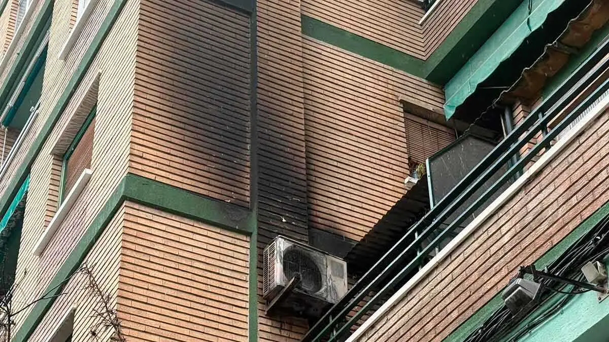 El incendio se origin&oacute; en una vivienda de un edificio de once plantas situado en la calle Duquesa Villahermosa de Zaragoza. Foto: Cristina Morte