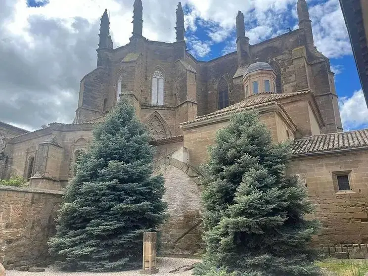 Este templo esta adornado por elegantes pinaculos.  Catedral de Huesca