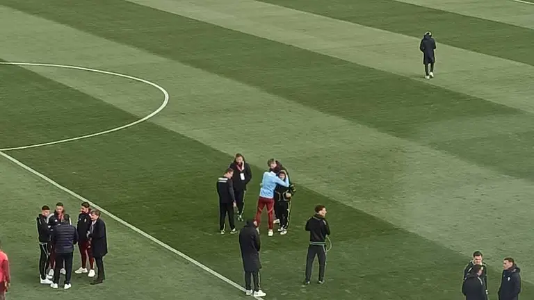 Radovanovic saluda a sus excompañeros del Almería antes de jugar su partido con el Real Zaragoza. Foto: M.G.