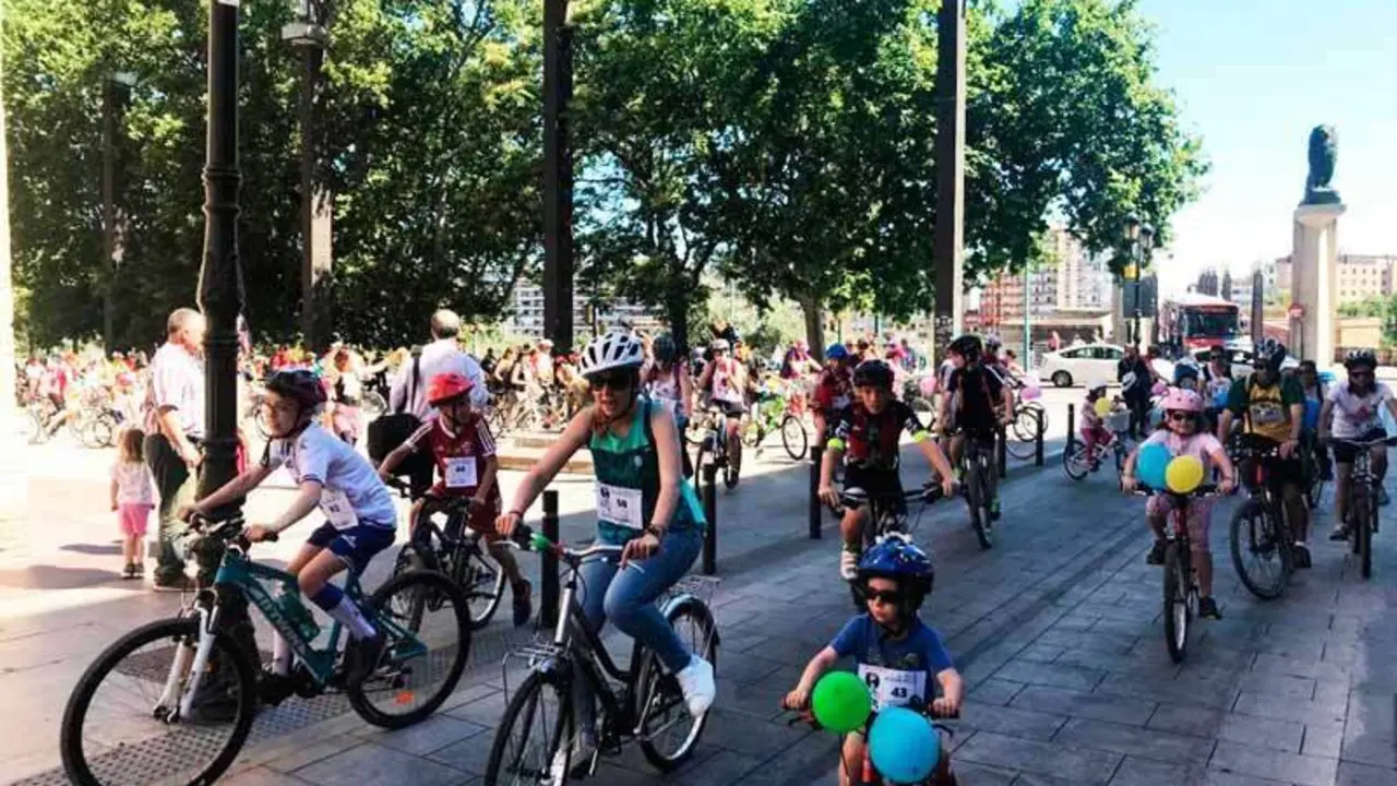 Ataviados con cascos y globos de colores, los peque&ntilde;os han recorrido todo el centro de la ciudad