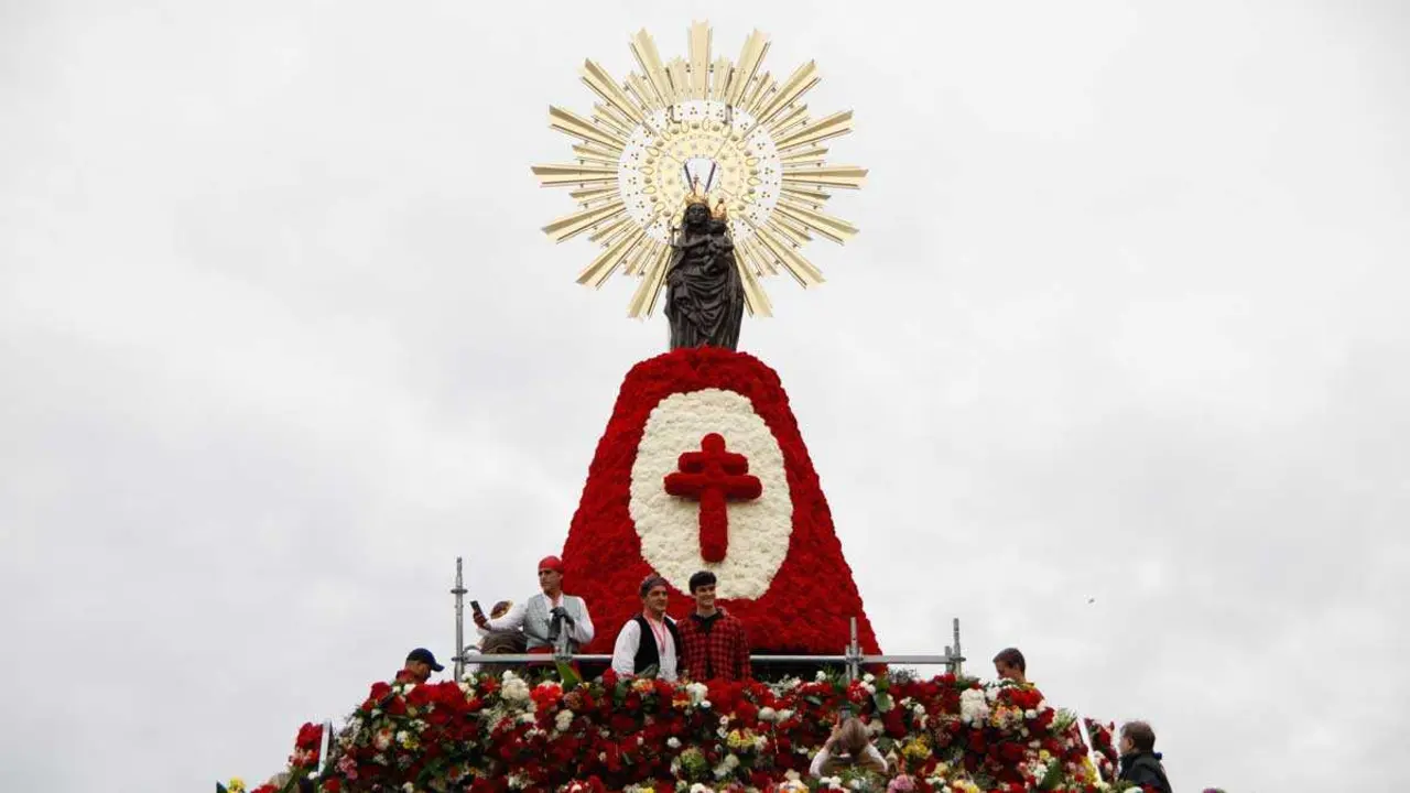 Los a&ntilde;os pares la Virgen se viste con un traje de claveles rojos. Foto: Pilar &Aacute;lvarez
