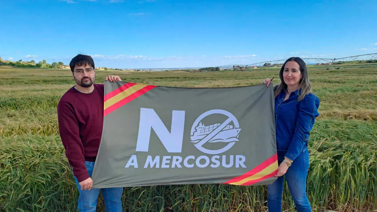 Los concejales binefarenses de VOX, Beatriz Oliv&aacute;n y H&eacute;ctor Quintilla, visibilizan su rechazo al tratado UE-Mercosur | Foto: Vox Huesca