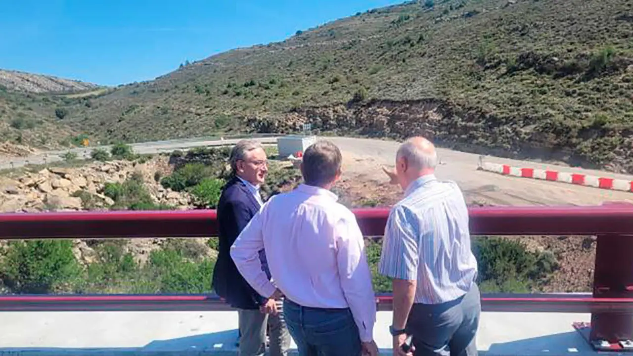 Este nueve puente sustituye a la cuerva cerrada del antiguo trazado y salva el barranco de Quiebrac&aacute;ntaros | Foto: DGA