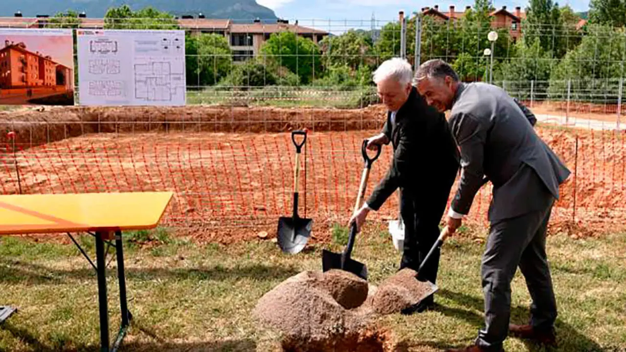 El consejero de Vivienda, Octavio L&oacute;pez, ha colocado la primera piedra de las 18 viviendas p&uacute;blicas en Jaca | Foto: DGA