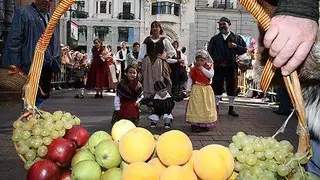 La Ofrenda de Frutos se est&aacute; convirtiendo en uno de los actos m&aacute;s emblem&aacute;ticos y tradicionales de las Fiestas del Pilar. Miles de personas han querido ofrecerle a la Virgen del Pilar los productos t&iacute;picos de sus lugares de origen.
Por Carlos Mu&ntilde;oz