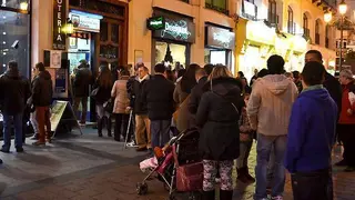 Las administraciones de Loter&iacute;as y Apuestas del Estado tienen m&aacute;s clientes durante el puente de la Constituci&oacute;n. Las filas se alargan con la ilusi&oacute;n del Gordo, que en Arag&oacute;n ha tocado un total de 18 veces desde su creaci&oacute;n en 1815. El invierno pasado, esta Comunidad registr&oacute; el menor descenso en la venta de d&eacute;cimos de Espa&ntilde;a.