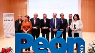 El presidente Lamb&aacute;n pos&oacute; con todos los premiados