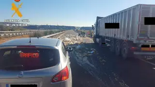 La ca&iacute;da de la carga llen&oacute; la carretera A-22 de cabello de &aacute;ngel