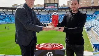 Andoni Cedr&uacute;n ha entregado el galard&oacute;n a Cristian. Foto: Real Zaragoza