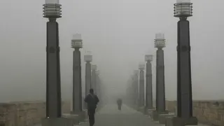 El puente de Piedra de Zaragoza cubierto de niebla.