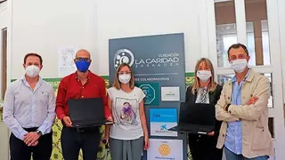 De izquierda a derecha.- Lucio de la Cruz, secretario de Rotary Club Zaragoza; el tesorero de Rotary Club Zaragoza, Manuel de Codes; la presidenta de Rotary Club Zaragoza, Elena Sabroso; la directora de Secundaria del colegio Cant&iacute;n y Gamboa, Matilde Buitrago, y el director de Fundaci&oacute;n La Caridad, Daniel Gimeno