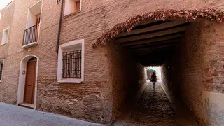 El callej&oacute;n de Lucas est&aacute; dedicado a Mariano Lucas Aced, un labrador del Arrabal que defendi&oacute; la zona en la Batalla de los Sitios