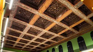 Techumbre original de la Casa de Gabriel S&aacute;nchez colocada en la sala hemeroteca del Palacio de Montemuzo