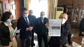 Representantes de la Asociaci&oacute;n de Vecinos Tom&aacute;s Pelayo del barrio de Casablanca entregan las firmas al responsable de Urbanismo, V&iacute;ctor Serrano