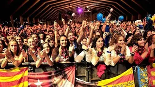 Los pe&ntilde;istas disfrutan de un concierto en plenas Fiestas del Pilar